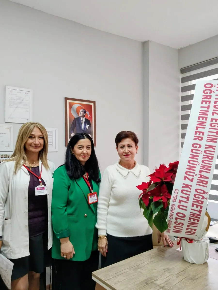 Melek Kener Kişisel Gelişim Kursu'nu Öğretmenler Günü'nde öğrencilerin kurumdan çiçek ziyareti